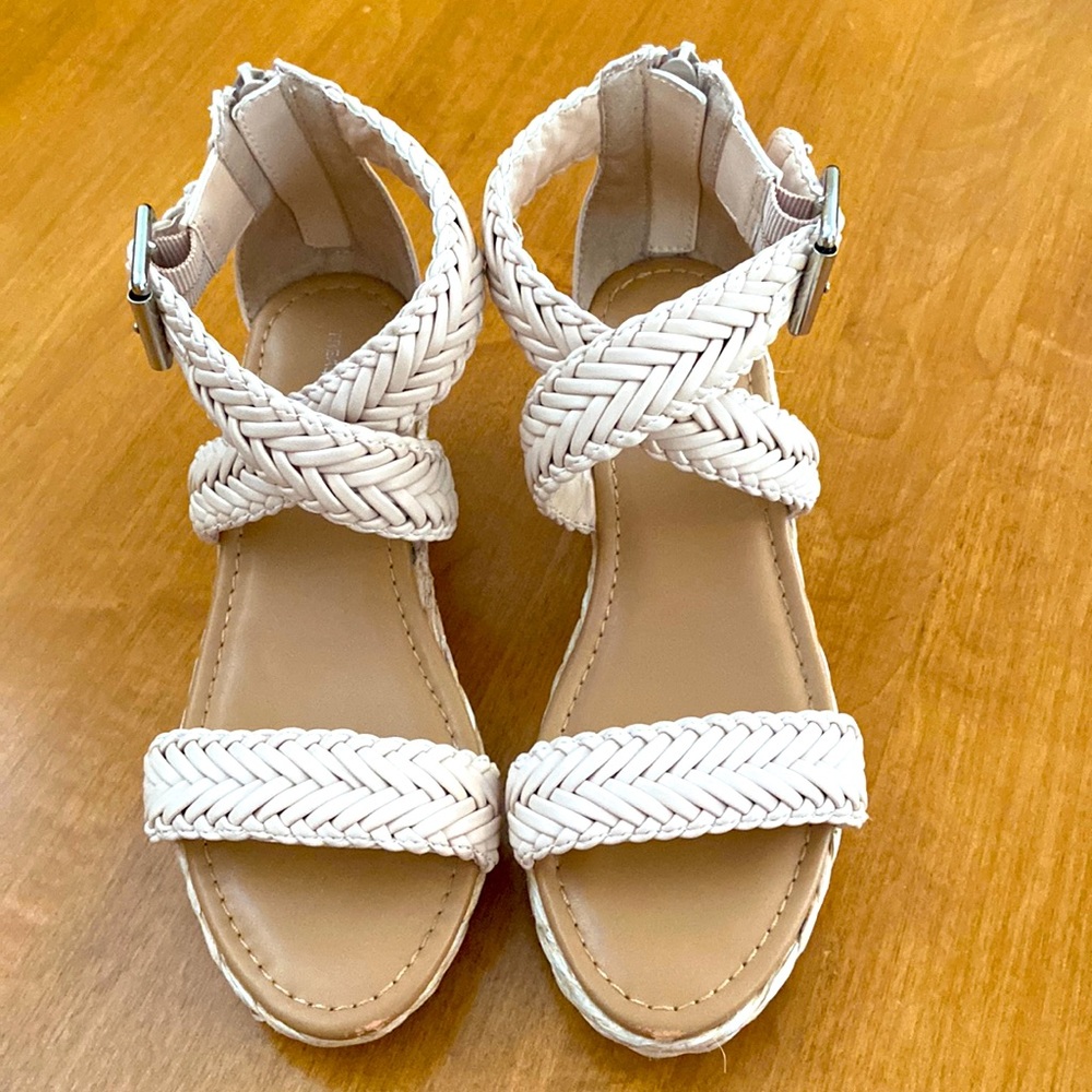 Girls summer sandals/dress sandal.